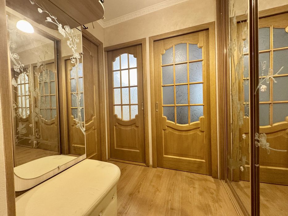 Продам 2 к.квартиру. 2эт/9эт, кирпич! Кухня -19кв.м