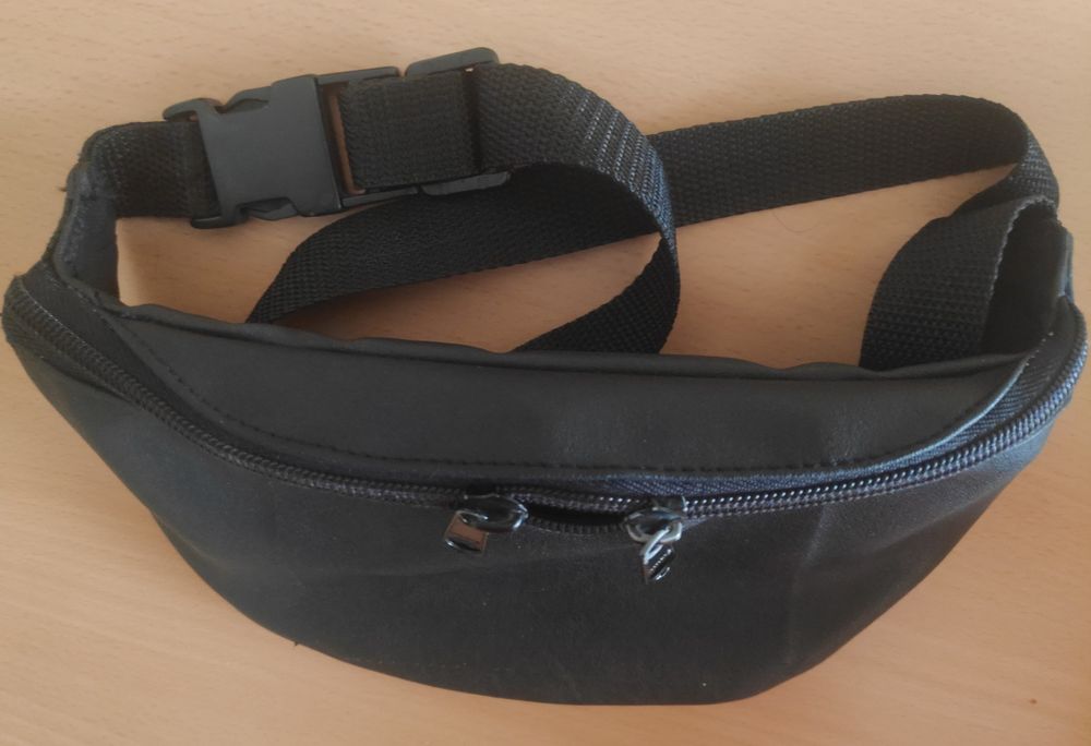 Bolsa de cintura em pele