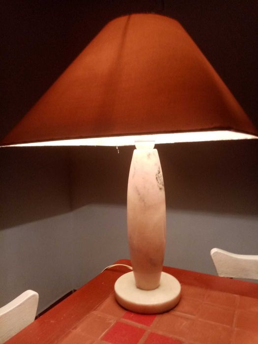 candeeiro de mesa antigo, em mármore rosa