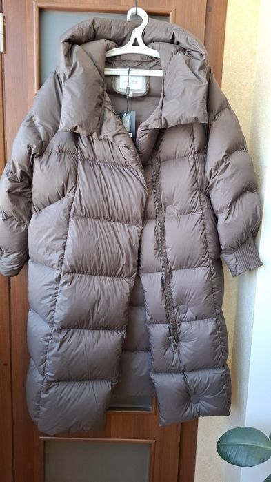 Теплий пуховик , водовідштовхувальна ,м'яка, непродувна плащівка