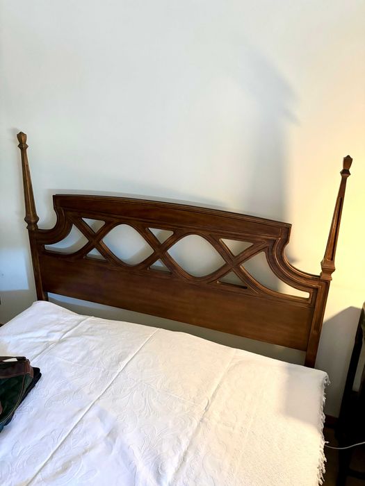 Cabeceira em madeira trabalhada elegante *SEM* base colchão Algés