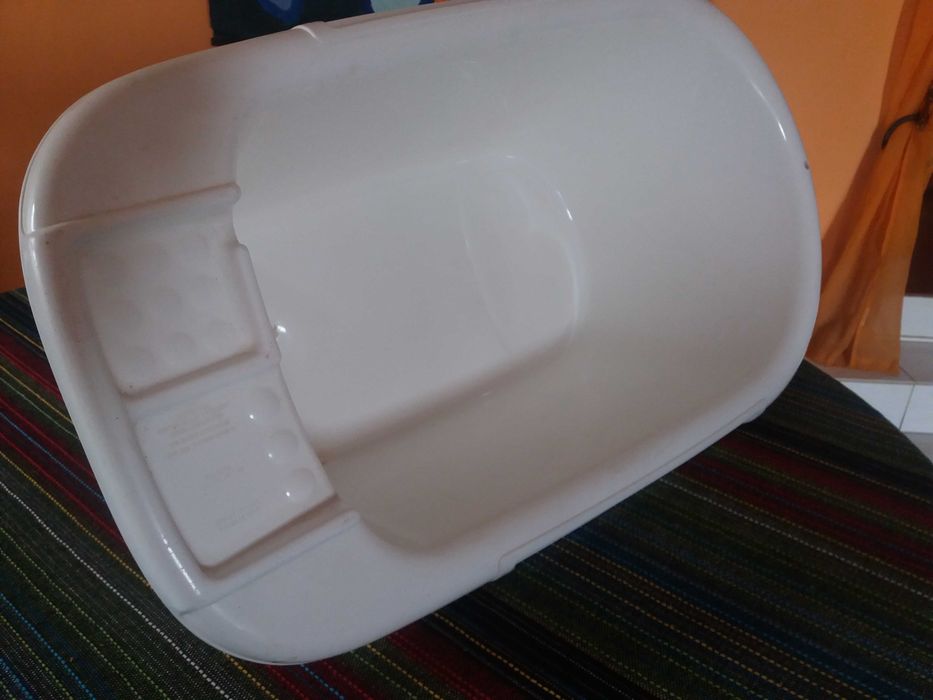 Banheira e bacio de bebé novo