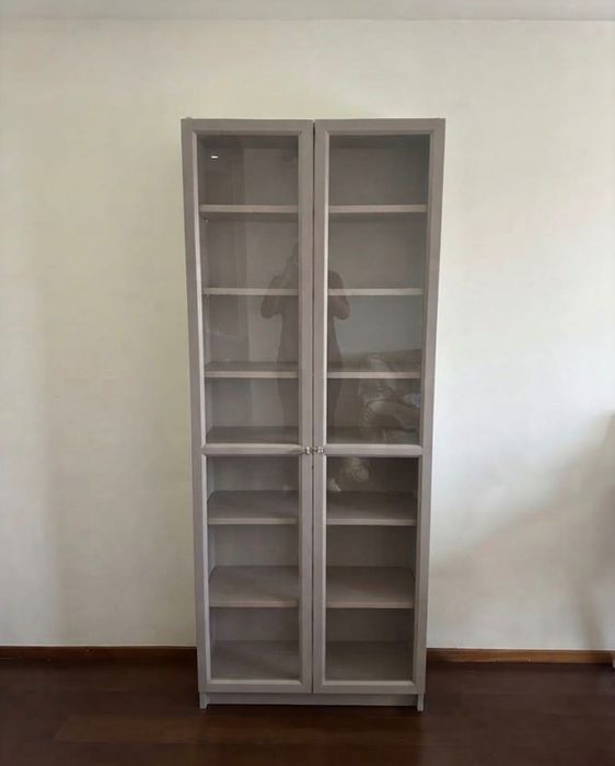 Vitrina Ikea Billy com portas de vidro