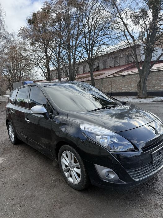 Продам машину Renault Scenic 2011