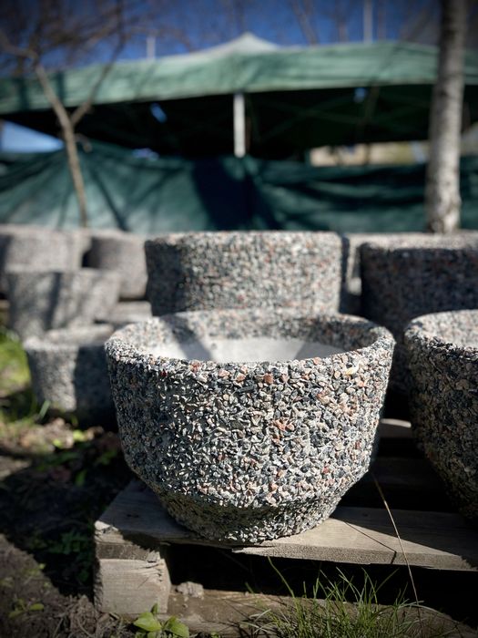 Вазони з митого бетону.