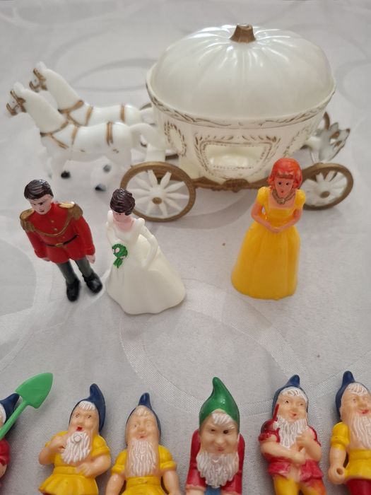 Coleção miniatura da Cinderela, Branca de Neve, os 7 anoes e  e o Mons