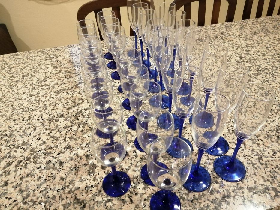 Vendo copos de champanhe e vinho