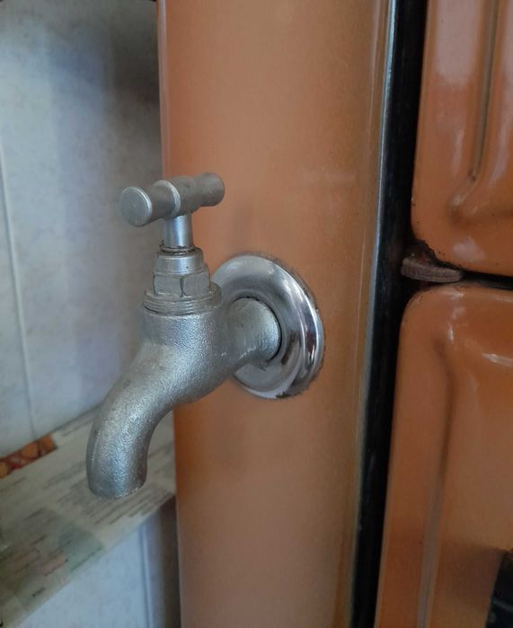 Fogão a lenha em ferro fundido, ferro e esmalte da marca Soliva