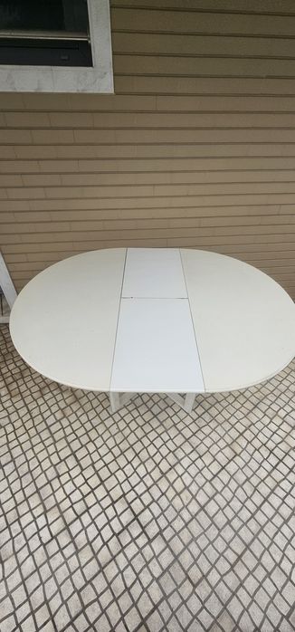 Mesa de jantar em madeira laçada branca