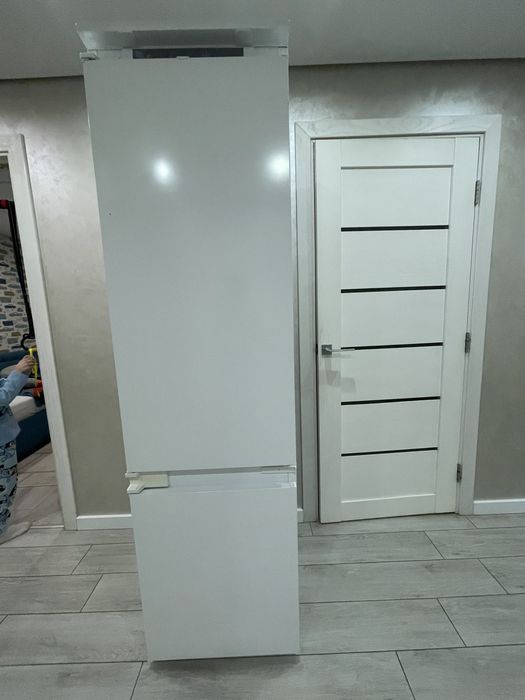 Продам вбудований холодильник  фірми whirlpool