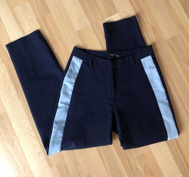 Granatowe spodnie materiałowe z lampasami, cygaretki, chino Reserved