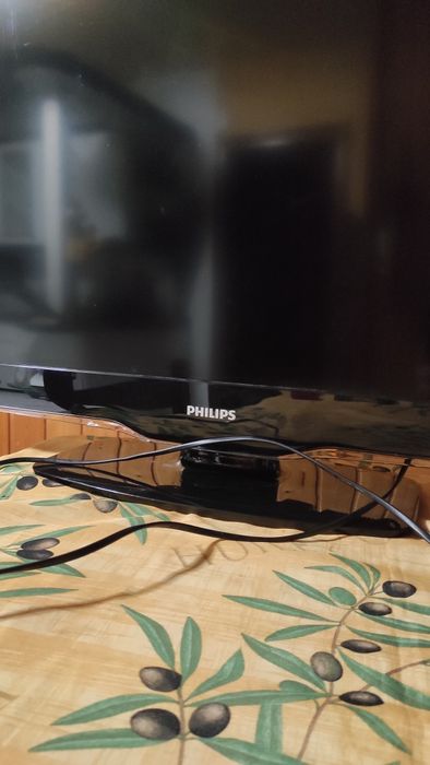 Teelvisor Phillips, para peças, em bom estado, porém não funciona. A lâmpada acende-se, mas o monitor não
