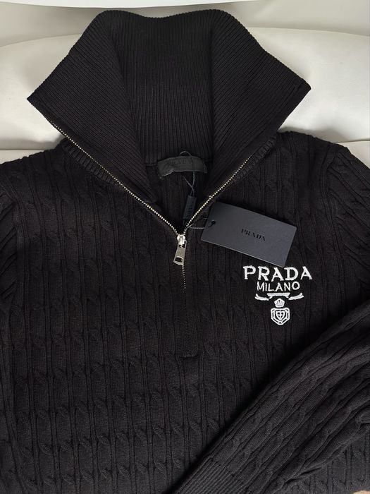 Кофта Prada з горловиною