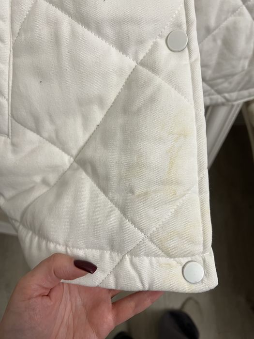 Стильна стьобана куртка кольору пломбір