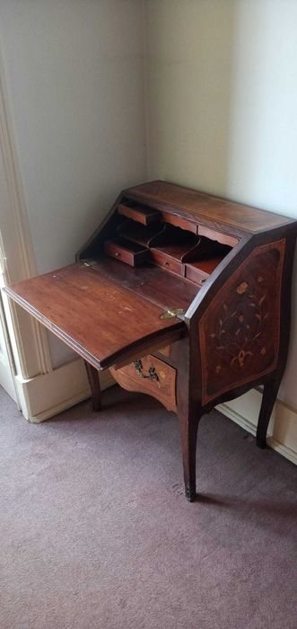 Secretária estilo D. Maria