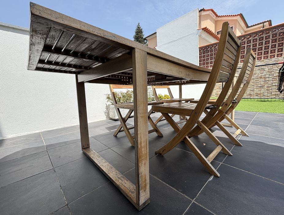 Mesa e cadeiras em madeira de rua