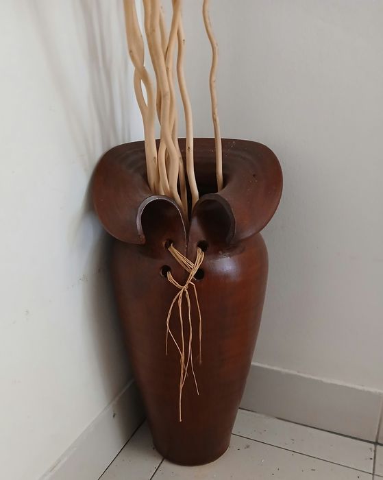 Relógio de parede e vaso.
