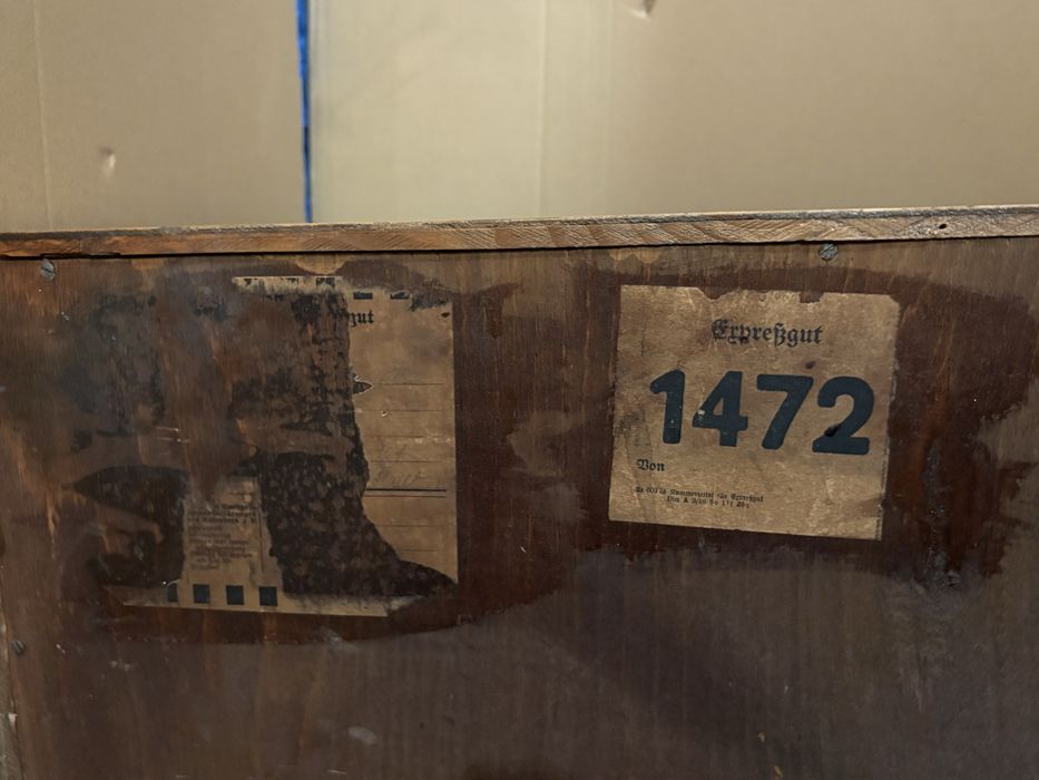 Szafa radiowa- wysuwany gramofon.