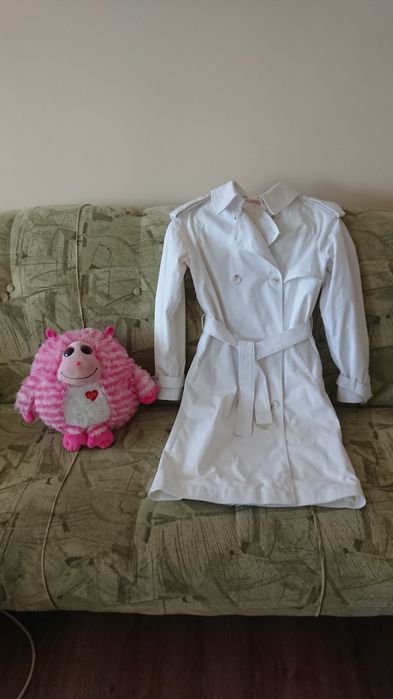 Гарний новий білий тренч.