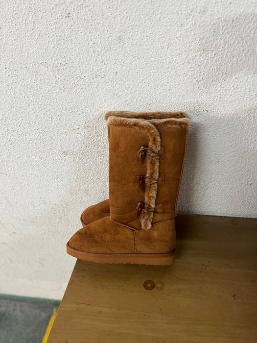 Botas beges com pêlo.