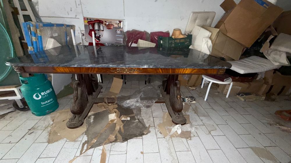 Mesas de jantar com tampo de mármore e mesas em pedra
