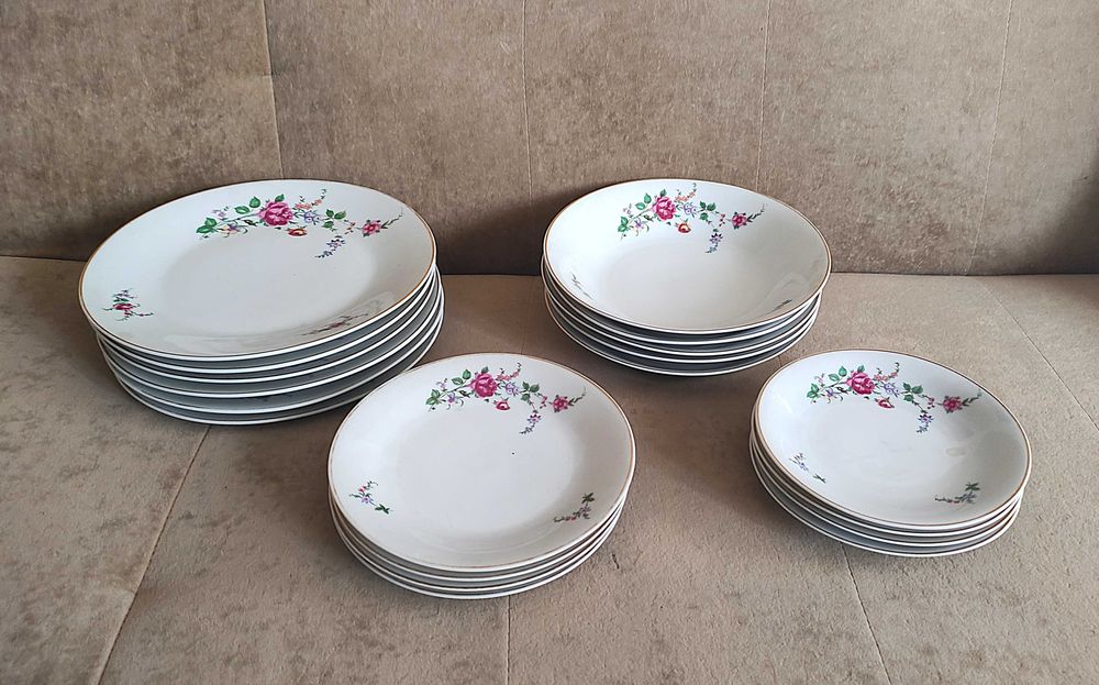 duży zestaw talerzy Ćmielów-białych w kwiaty stara porcelana PRL