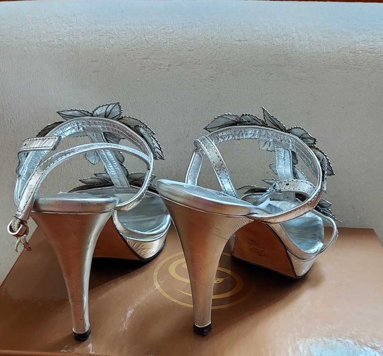 Продам нарядные босоножки