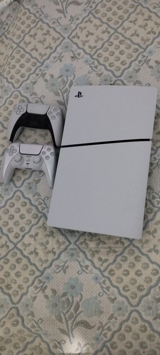 PS5 com 2 Comandos - 1TB