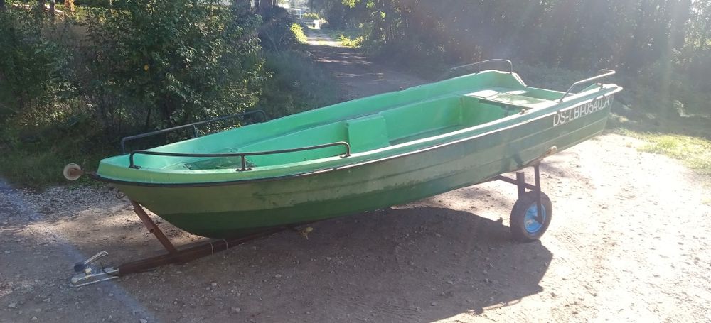 Łódka z silnikiem elektrycznym i przyczepą
