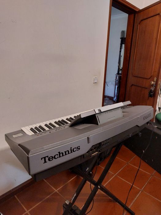 Órgão Technics KN6000