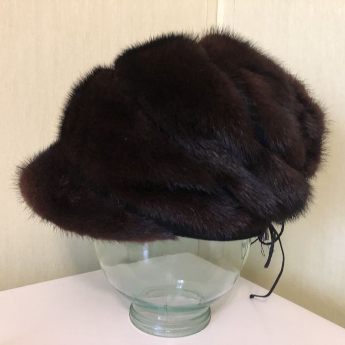 Норковая женска шапка с козырьком 56 р