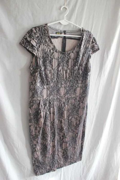 Czarna koronkowa sukienka wizytowa elegancka koktajlowa plus size