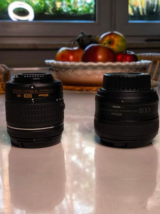 Lustrzanka Nikon D3500 z dwoma obiektywami.