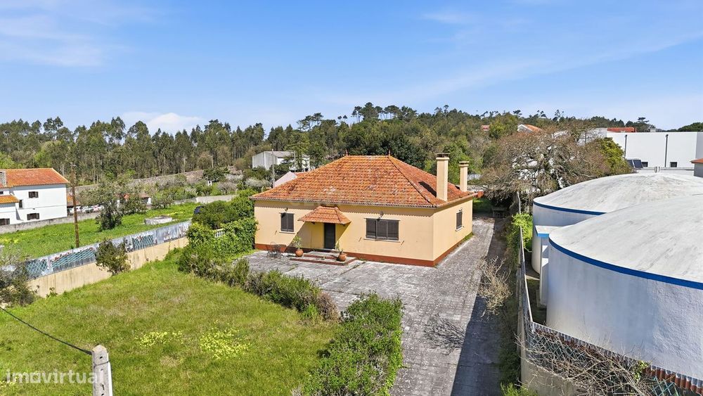 Moradia T3 com Jardim, Churrasqueira e Alma a 10 Minutos do Mar
