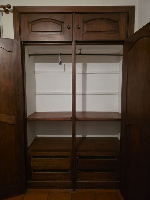 Armário encastrado com gavetas e prateleiras em mogno