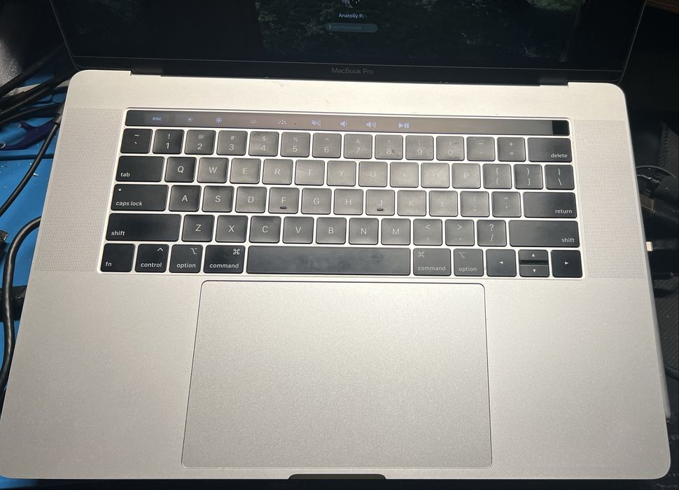 MacBook Pro 15” (2019) i7 / 16GB / 250GB SSD