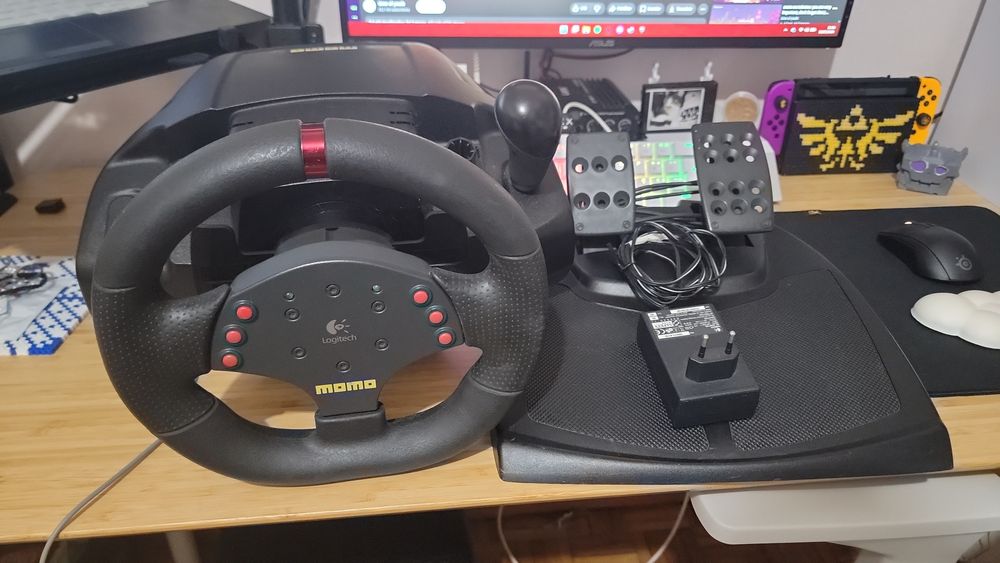 Logitech MOMO Racing Force Feedback Wheel PC