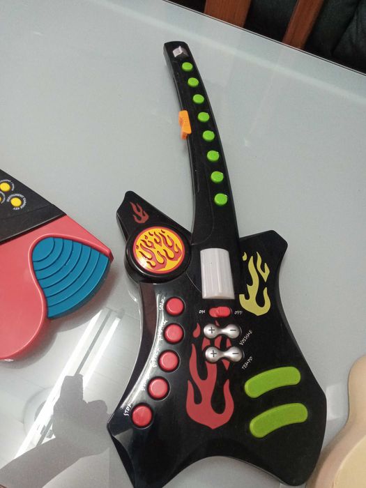 3 instrumentos musicais em bom estado