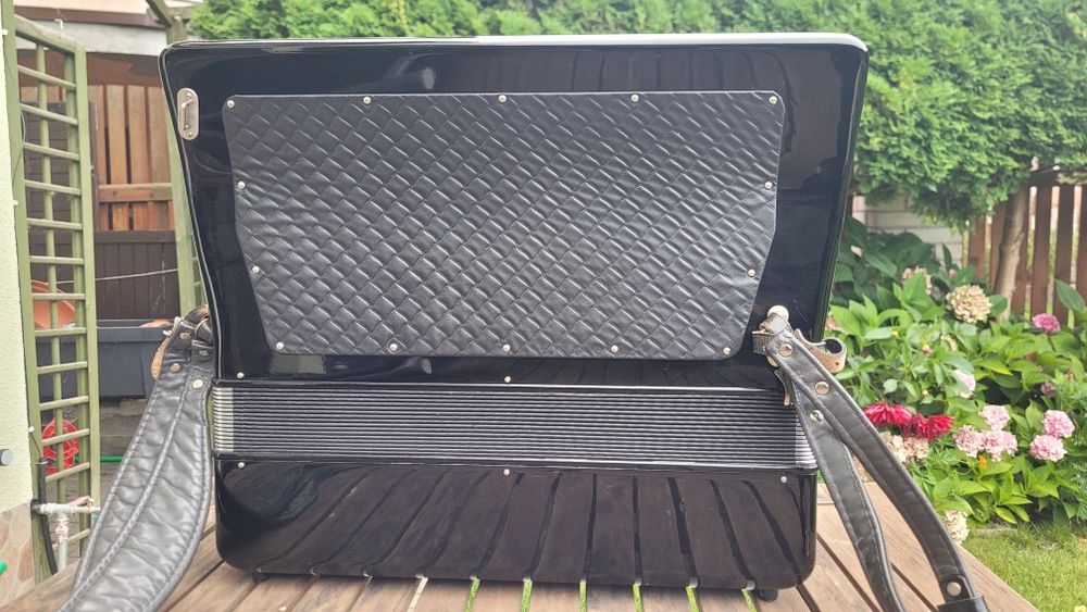 Sprzedam akordeon Weltmeister Cantus IV