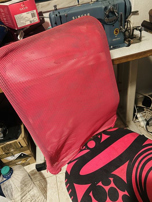 Cadeira com rodas ao pé em bom estado de uso