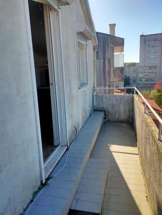 Espaçoso (140m2) T2 duplex disponível na zona de Cedofeita (Rua de Antero Quental), Porto.