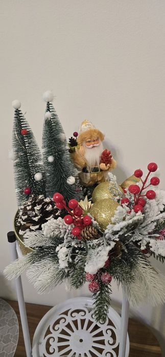Świąteczny stroik z Mikołajem