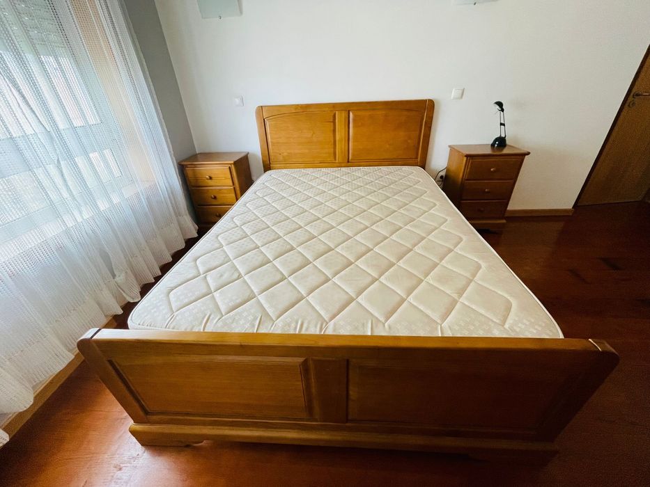 Cama casal com colchão + Mesa cabeceira