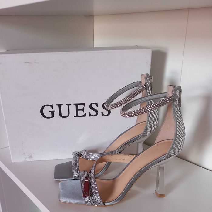 Używane srebrne buty marki Guess, rozmiar 36