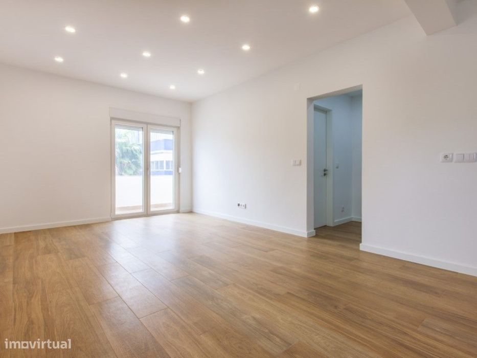 Onde a Luz Encontra o Design | T1 Remodelado com Varanda e Open Spa...