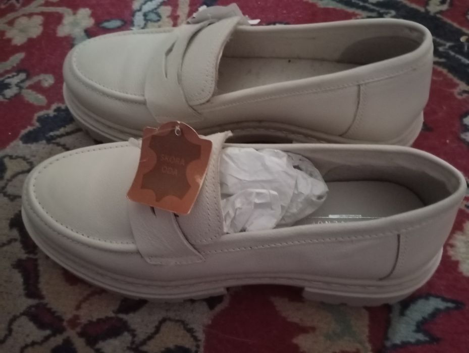 Mokasyny z prawdziwej skóry beżowe nowe.