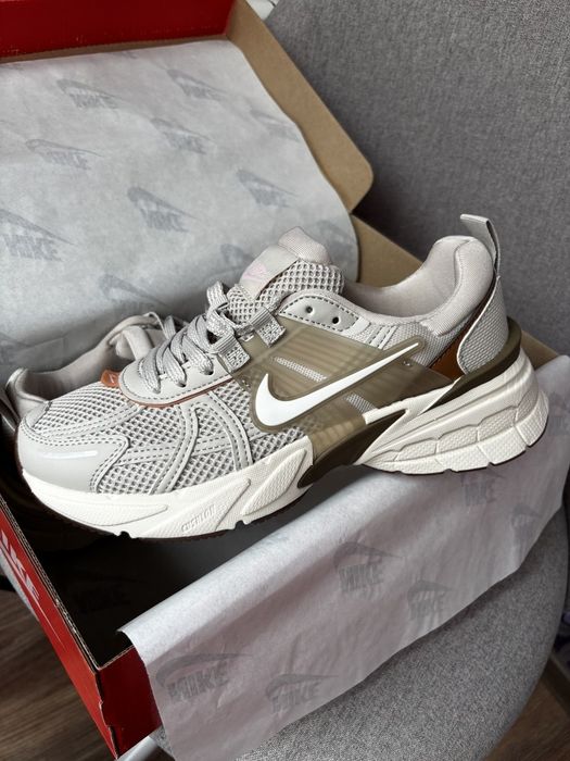 Nike V2K Runtekk Grey Brown трендові жіночі кросівки найк в2к рантек