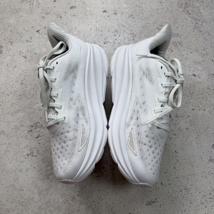 Оригінальні кросівки для бігу Hoka Clifton 9 у білому кольорі