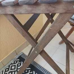 Mesa madeira e 2 cadeiras - precisa levar verniz - tudo 30€