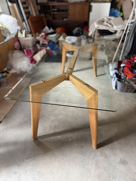 mesa de vidro com pernas de madeira